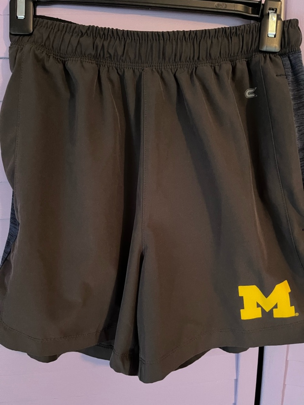 Colosseum MICHIGAN blueAthletic Shorts with Yellow M Logo. Drawstring waist MED